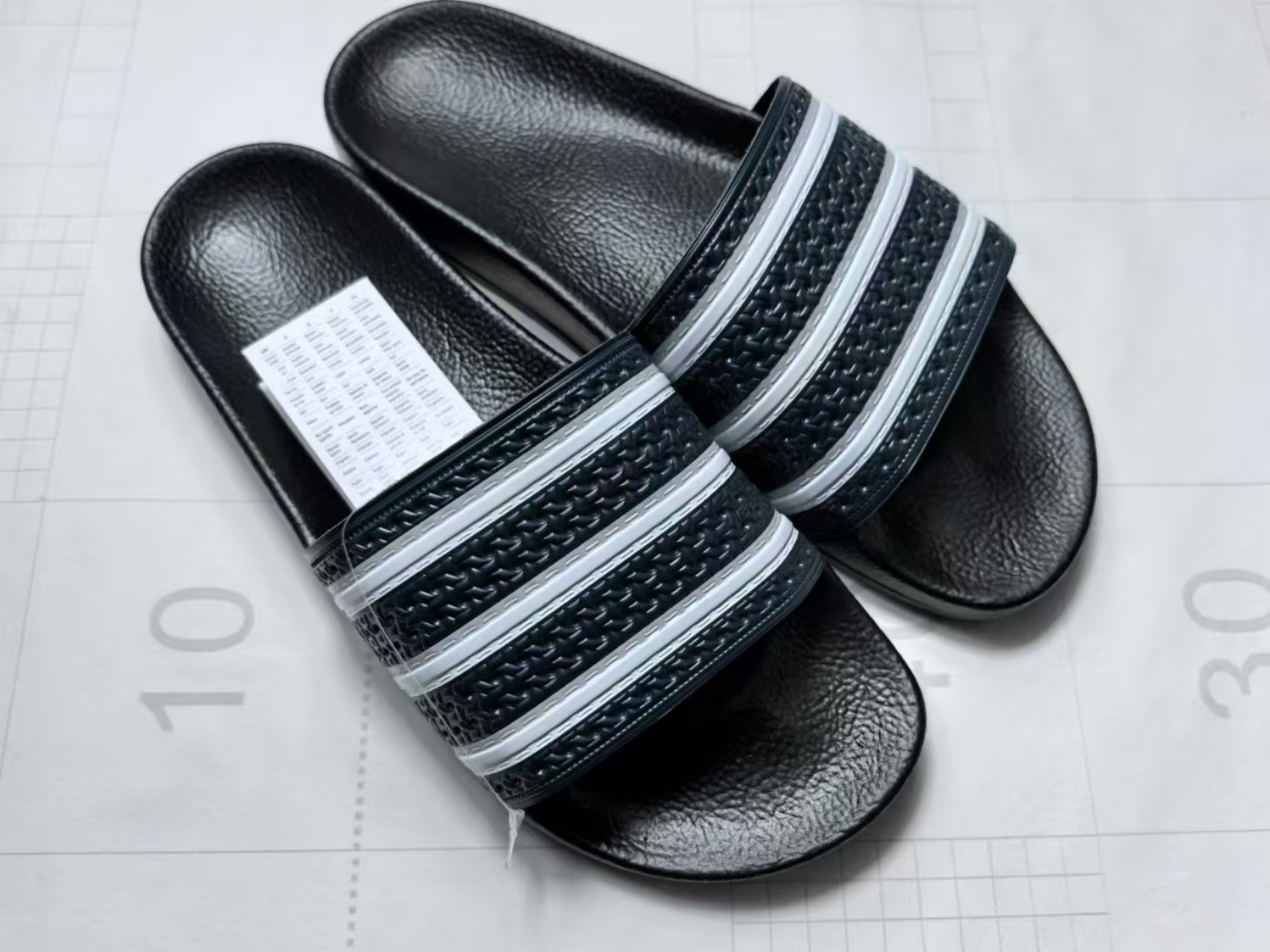 Полосатые темно-синие и белые шлепанцы с одним ремешком