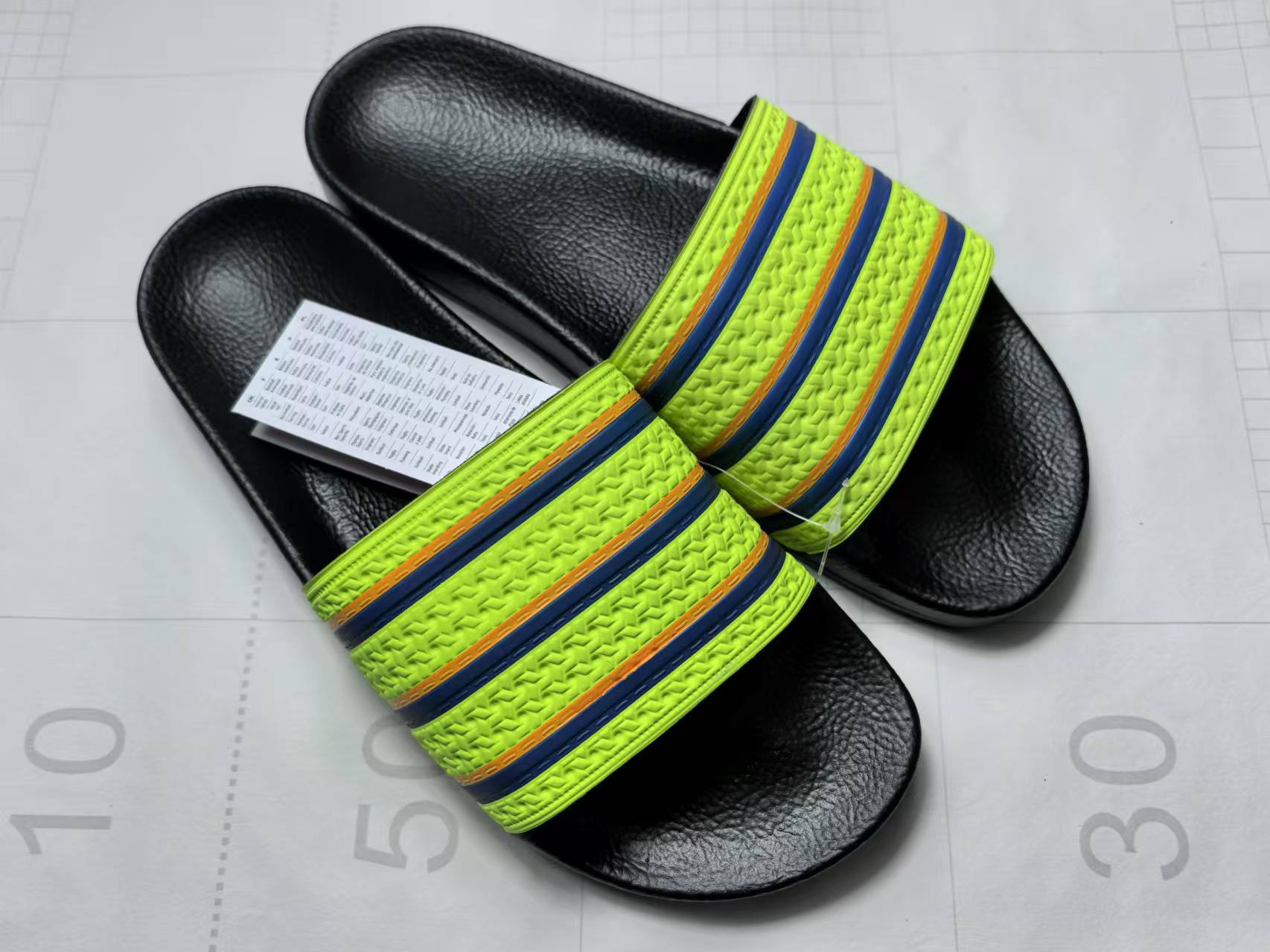 Полосатые шлепанцы с одним ремешком с неоново-зеленым цветом
