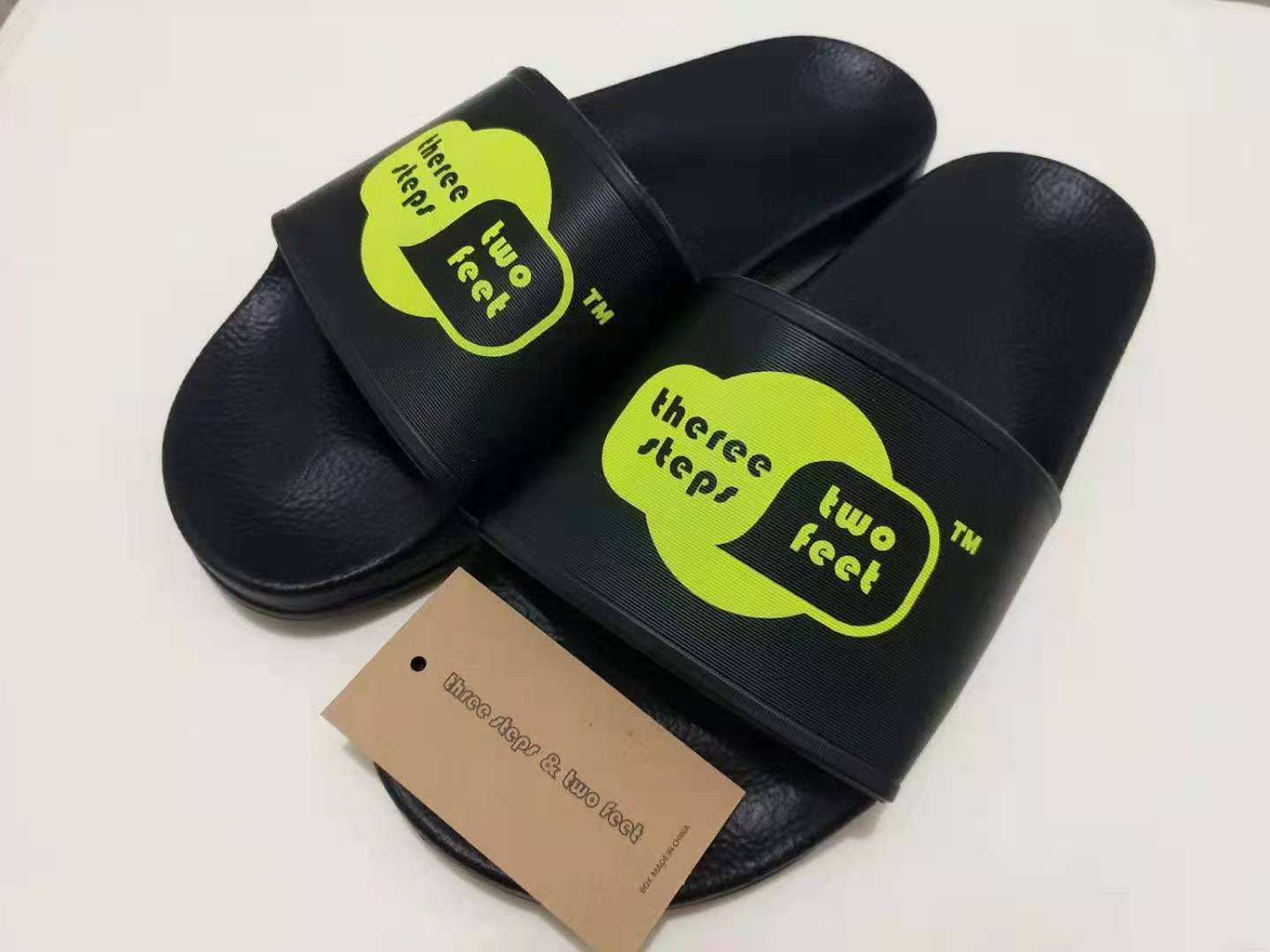 Три шага шлепанцы с буквой